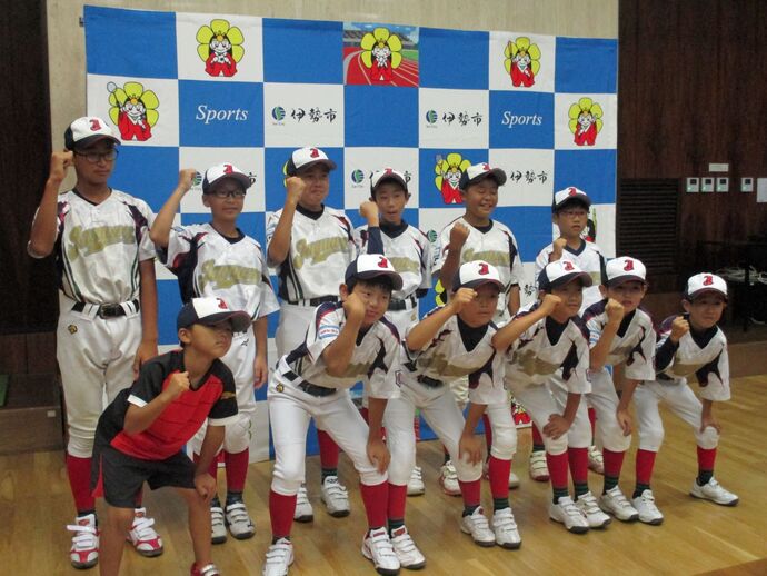 第53回日本少年野球選手権大会に出場する選手の記念写真